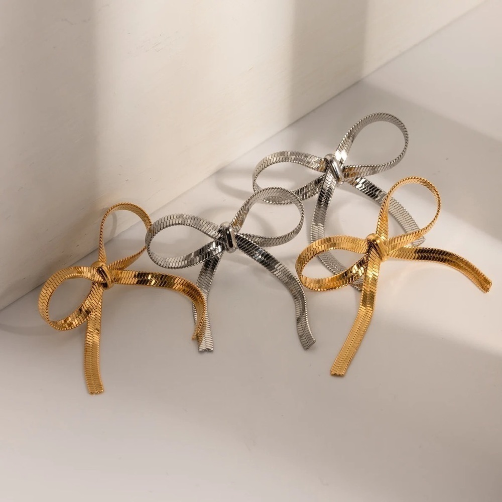 Chic Silver Ribbon Earrings - Picture 2 of 7